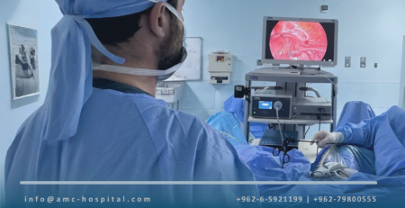 غرف العمليات المتقدمة لجراحات المنظار النسائية والتجميلية في المركز العربي الطبي في عمان الأردن، وتظهر الأجهزة والتقنيات المبتكرة للعمليات النسائية الدقيقة Advanced operating room setup for laparoscopic gynecology and corrective pelvic surgeries at the Arab Medical Center (AMC) in Amman, Jordan.