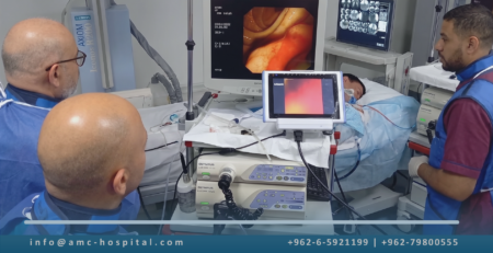 فريق الجهاز الهضمي في المركز العربي الطبي ينفّذ إجراء ERCP بالتنظير الداخلي المتطور على شاشات عرض دقة 4K بأفضل مستشفى في الأردن للسياحة العلاجية
